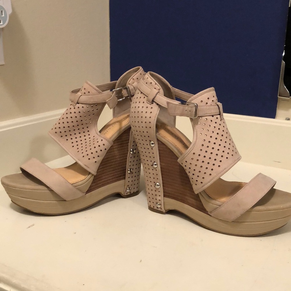 Gianni Bini taupe wedge sandal
